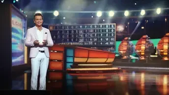 Moderator zeigt Lottozahlen
